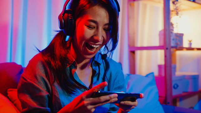 Bei Curved bekommt ihr gerade ein super Apple-Angebot mit unlimitiertem 5G-Datenvolumen. Bildquelle: Getty Images/Tirachard