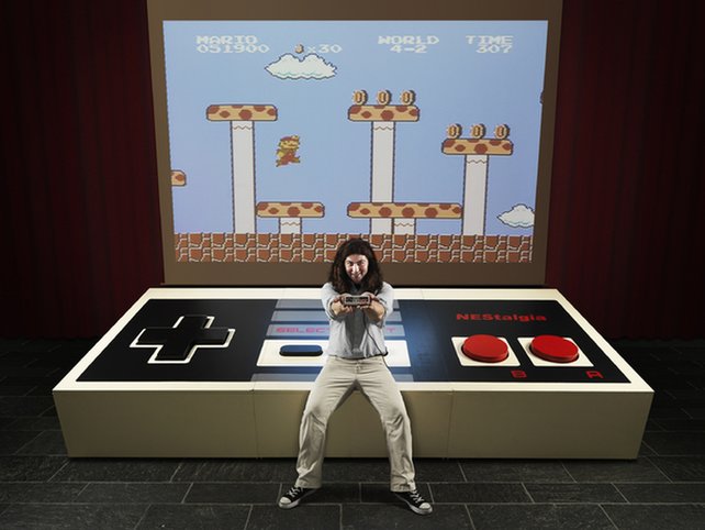 Größenwahn: Student Ben Allen baute diesen gigantischen NES-Controller.