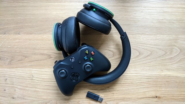 Die perfekte Kombination: Mittels Wireless Adapter lassen sich sowohl das Xbox Wireless Headset als auch der Xbox Controller problemlos mit dem PC verbinden. (Quelle: spieletipps.de)