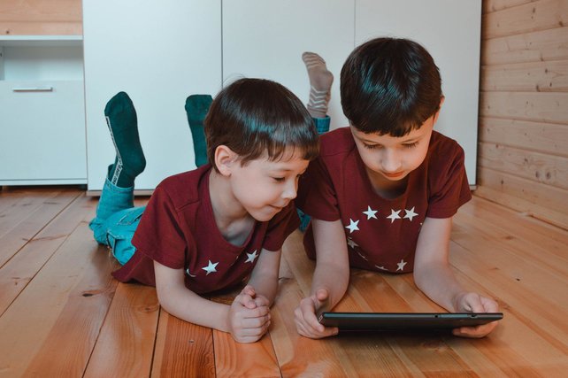 Schon ab 2 Jahren können Kinder ein Tablet bedienen. Die richtigen Apps sind hier wichtig. (Bildquelle: Pixabay)
