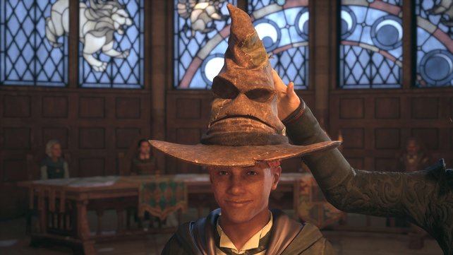 Der sprechende Hut weist euch einem Hogwarts-Haus zu. Aber keine Sorge, ihr habt das letzte Wort, ob es Gryffindor, Hufflepuff, Ravenclaw oder Slytherin sein soll.