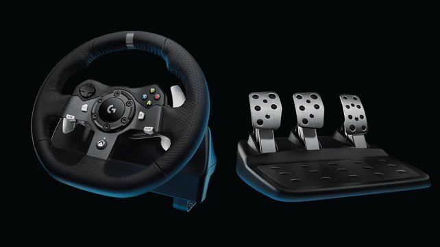 Für Xbox-Raser gibt es das sehr ähnliche G920, das aber ohne roten Drehregler auskommt.