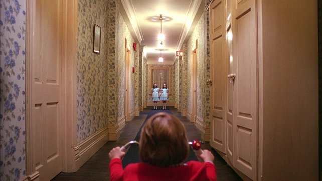 Mit seiner einzigartigen Ästhetik erzeugt The Shining eine ganz andere Art von Horror als das Buch. (Quelle: Warner Home Video)