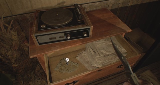 In Schubladen verstecken sich viele Dokumente, Akten und Notizen von Resident Evil 7 - Biohazard.