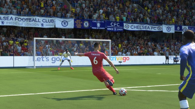 Schüsse und Flanken fühlen sich in FIFA 22 knackig an. Viele Schüsse lassen sich sogar zu gut platzieren, was die Offensive übermächtig macht.