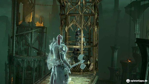 Hier seht ihr Yurt, den NPC-Killer, in seinem Käfig bei Demon's Souls (PS5) gefangen. (Bildquelle: Screenshot spieletipps.de)