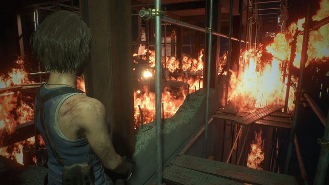 Lodernde Flammen, aufwändige Beleuchtung: Die Grafik von RE3 Remake bleibt stets flüssig.