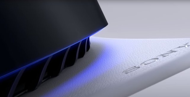 Die besondere Oberfläche der PS5 ist ein echter Hingucker.