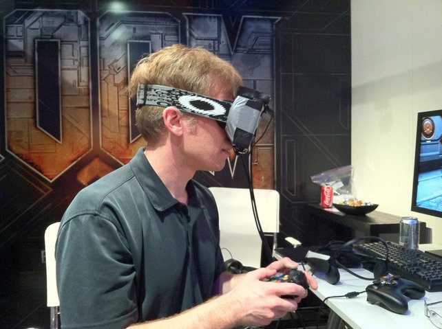 Der Startschuss für Oculus Rift: Doom-Schöpfer John Carmack probiert einen frühen Prototypen der VR-Brille aus.