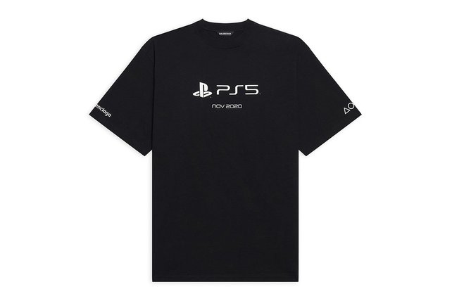 Schlichtes Weiß auf schlichtem Schwarz: So sehen die teuren PS5-Shirts aus.