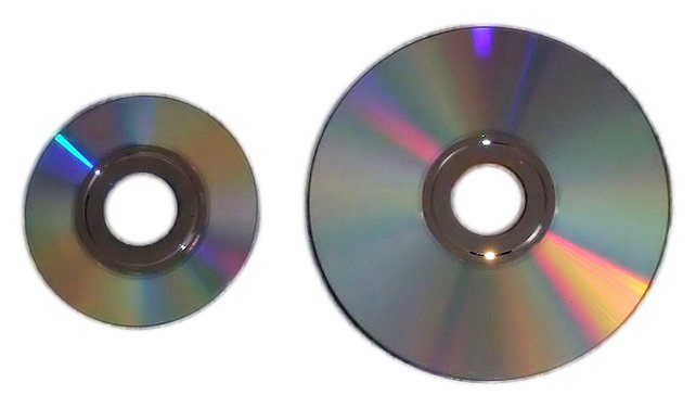 Die acht Zentimeter großen Mini-DVDs, mit denen der Gamecube läuft (rechts eine Wii-DVD), stammen von Matsushita Electric Industrials. Der Konzern ertüftelt eine eigene Verschlüsselungsmethode für die Datenträger, damit man sie nicht so leicht kopieren kann.
