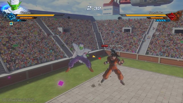 Piccolo überrascht Son Goku und greift von hinten an.