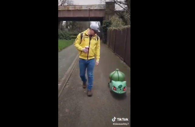 Ein Bisasam als Begleiter im Alltag: Der TikTok-Nutzer Dave Ashby zeigt eine interessante Fantasie.