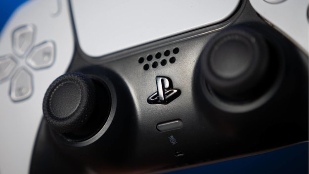 Auf der Rückseite des PS5-Controllers versteckt sich ein wichtiges Detail. (Bild: spieletipps)