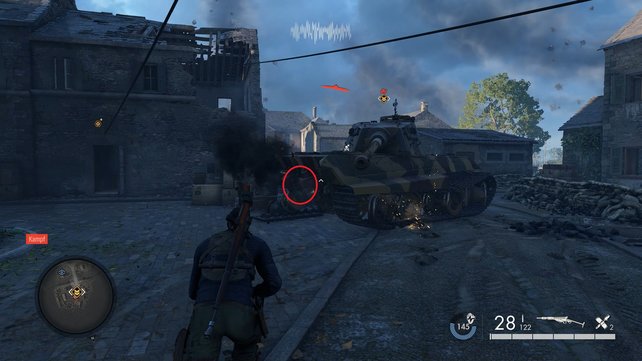 Schießt auf die rotmarkierte Stelle zwischen den Auspuffen des Panzers, um den Panzer explodieren zu lassen. (Quelle: spieletipps.de)