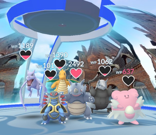 So sieht das Innere einer Arena aus. Die Herzen zeigen die Lebenspunkte des jeweiligen Pokémon an.