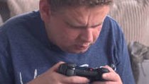<span></span> Ohne Augen geboren: Blinder Mann spielt seit über 20 Jahren Videospiele