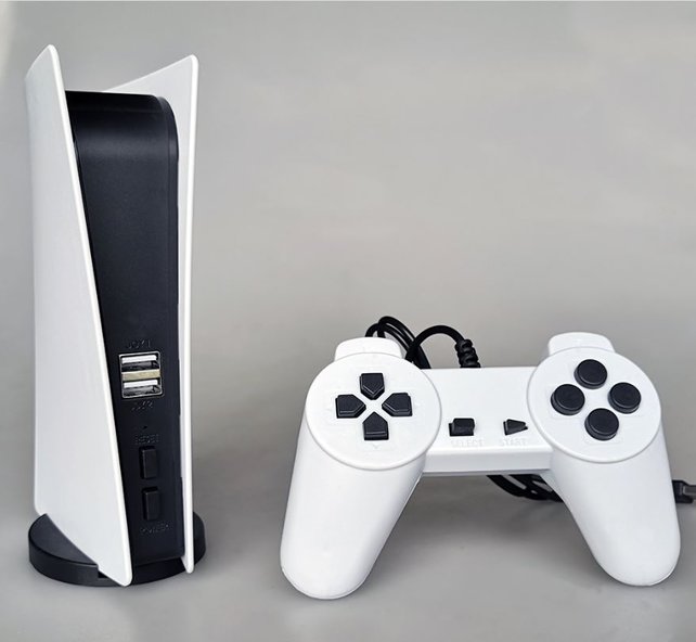 Der Controller – der dem DualSense höchstens in seiner Farbe ähnelt, macht deutlich, wie klein die Fake-PS5 ist.