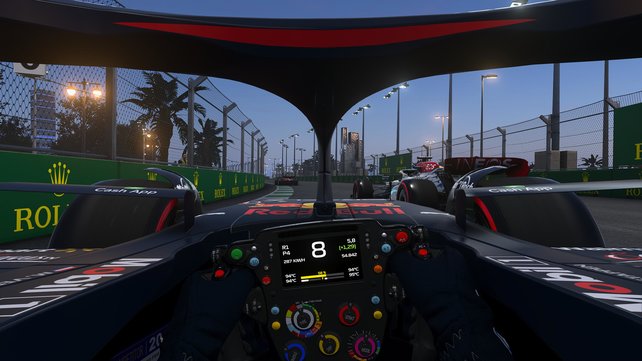 Aus der Cockpit-Perspektive könnt ihr erahnen, wie wenig die echten Fahrer von Strecke und Gegner sehen.