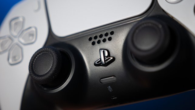 PS5-Controller: Auf der Rückseite des DualSense verbirgt sich ein wichtiges Detail. (Bildquelle: GIGA)