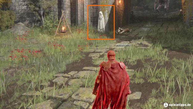Die Statue an dem Tor ist normalerweise nicht dort. Das ist immer ein Zeichen dafür, dass ein Spieler sich in ein Objekt verwandelt hat.