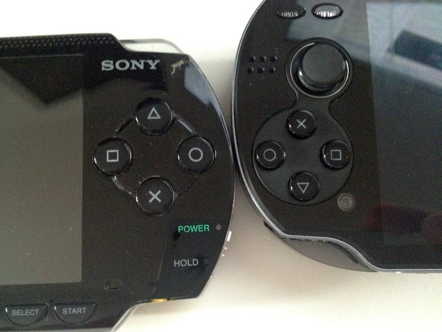 Links seht Ihr die Aktionsknöpfe der PSP, rechts davon die Vita-Tasten. Die sind kleiner, mit angenehmem Druckpunkt.