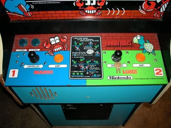 Das Schaltpult für die Spielhallenversion von Mario Bros. Hier seht ihr auch den Vorläufer der Koopa-Schildkröte