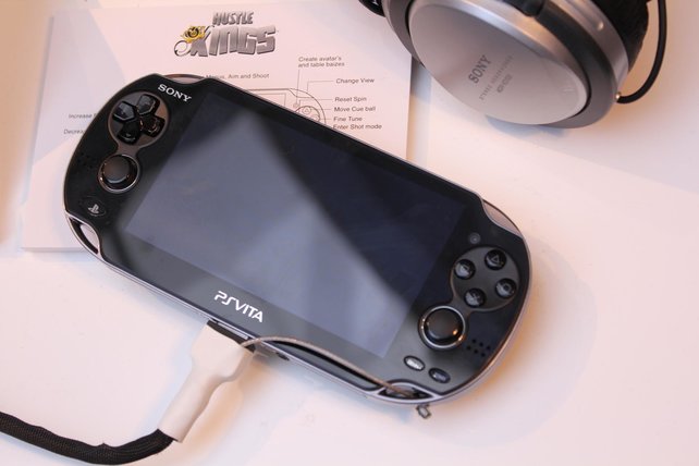 So sieht sie von vorne aus, die neue PS Vita: größerer Bildschirm und zwei Analog-Sticks.