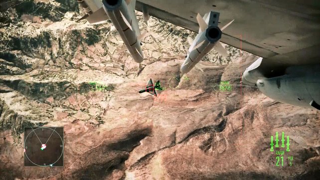 Im Dogfight-Modus verfolgt ihr den Gegner automatisch mit flugsen Manövern.