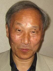 Masayuki Uemura (geboren 1943) entwirft das SNES wie schon 1983 dessen Vorgänger.