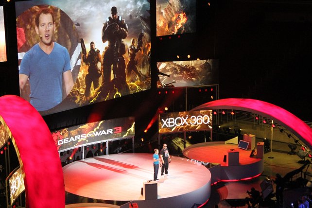 Cliff Bleszinski von Entwickler Epic und Musiker und Schauspieler Ice-T spielen Gears of War 3.