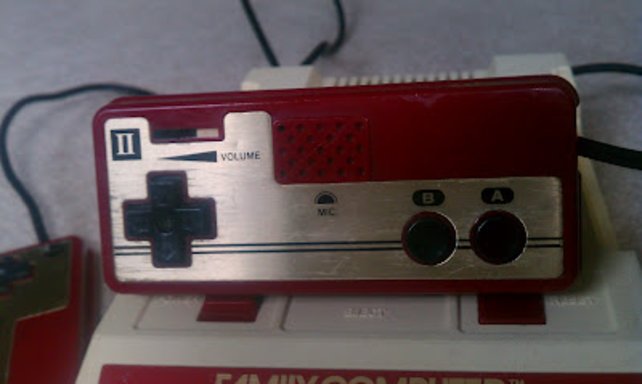 Die Famicom-Controller sind nicht austauschbar wie die des NES, sondern fest verbunden mit der Konsole.