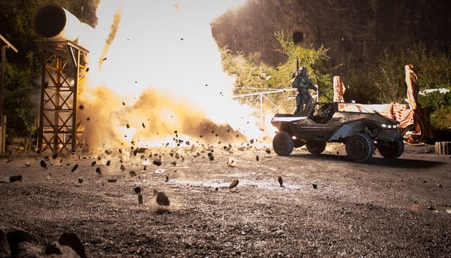 Geile Live-Action: Mit großem Knall entkommt der Master Chief auf dem Warthog einer Mine.