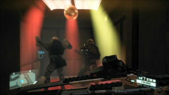 Sollte öfter zu sehen sein: tanzende Soldaten im Fahrstuhl.