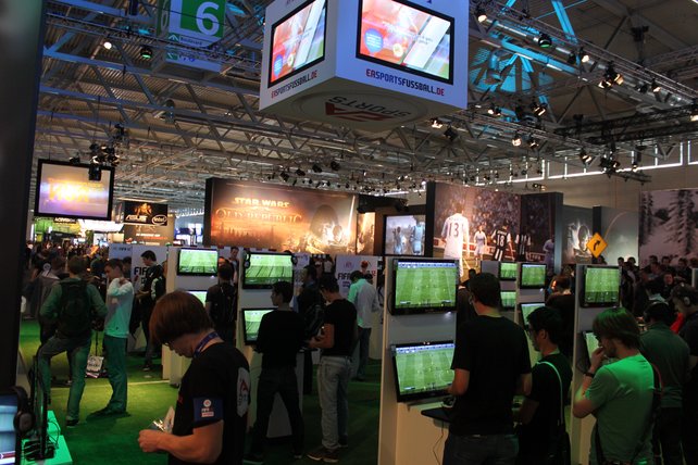 Der Stand von Electronic Arts beeindruckt mit riesigen Ausmaßen.