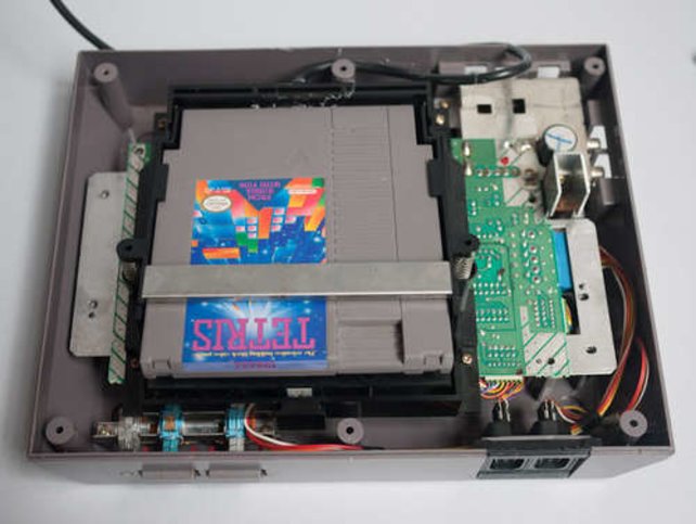 Wenn ihr das NES aufschraubt, wird deutlich, wie die Kassetten in der Konsole verankert sind.