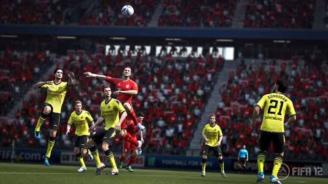 Bastian Schweinsteiger steigt zum Kopfball hoch.