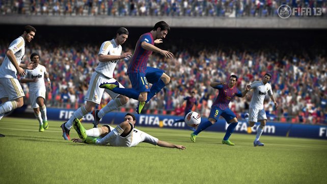 Cover-Star Lionel Messi lässt seine Gegner stehen.