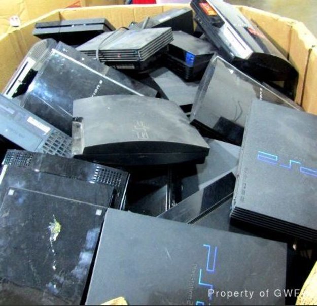 Goodwill räumt das Lager aus: Bei den verstaubten PlayStation-Konsolen handelt es sich um ungeprüfte Exemplare.