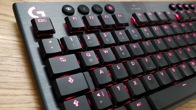 Bei der TKL-Version der Logitech G915 Lightspeed wurde auf den Ziffernblock sowie zusätzliche Makrotasten verzichtet. Dafür ist die Gaming-Tastatur aber deutlich kompakter und auch günstiger. (Quelle: spieletipps.de)