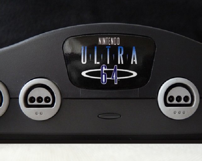 Unter dem Namen Ultra 64 enthüllt Nintendo einst das Äußere der Konsole, das bis auf das Logo dem fertigen Gerät aufs Haar gleicht.