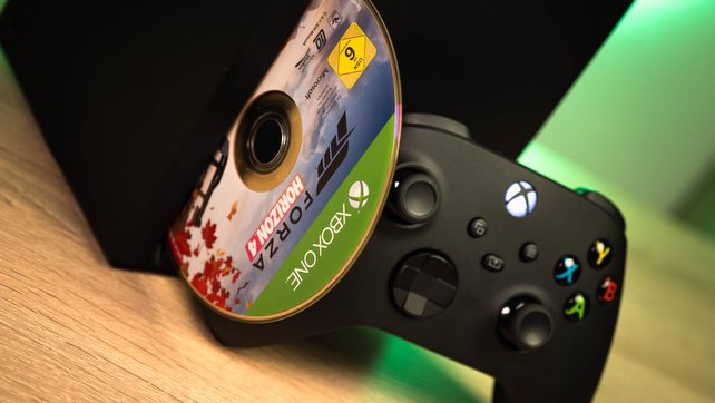 Ein Disc-Laufwerk gibt es nur bei der Xbox Series X. Wer also seine physischen Xbox-One-Spiele auch auf der neuen Konsole spielen will, muss zum teureren Modell greifen.